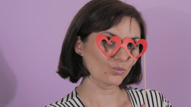 Genç Neşeli Bir Kadının Portresi Kalp Şeklindeki Gözlüklerden Oluşan Bir — Stok video