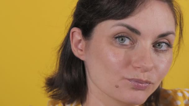 Portret Pięknej Młodej Kobiety Patrzącej Przemyślnie Kamerę Statyczne Emocje Kobiety — Wideo stockowe