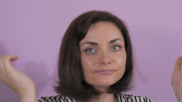 Kameraya Flört Ederek Saçlarına Dokunan Güzel Bir Genç Kadının Portresi — Stok video