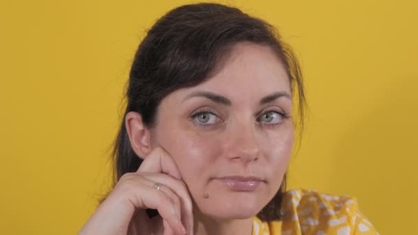 Portrait Une Belle Jeune Femme Regardant Attentivement Caméra Émotions Statiques — Video