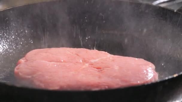 生の牛肉の一部は ゆっくりとした動きで鍋に揚げられます フライドミートクラックと喫煙 — ストック動画