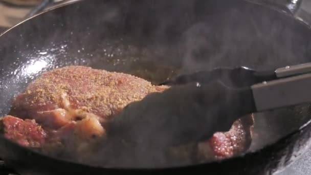 Baharatlı Tereyağlı Sarımsaklı Biftek Yavaş Çekimde Tavada Kızartılır Mutfak Maşası — Stok video