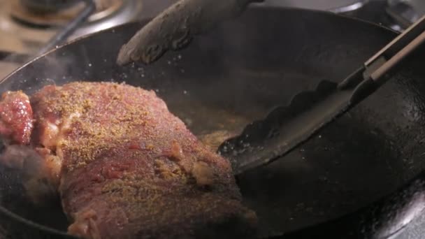 Baharatlı Tereyağlı Sarımsaklı Biftek Yavaş Çekimde Tavada Kızartılır Mutfak Maşası — Stok video