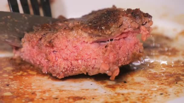 Gros Morceau Steak Bœuf Fraîchement Grillé Dans Une Assiette Viande — Video