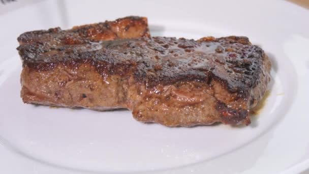 Pedazo Grande Filete Ternera Recién Asada Plato Carne Asada Mediana — Vídeos de Stock