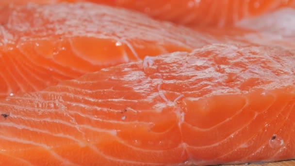 新鮮な生の赤いサーモン魚フィレット肉を閉じるビュー — ストック動画