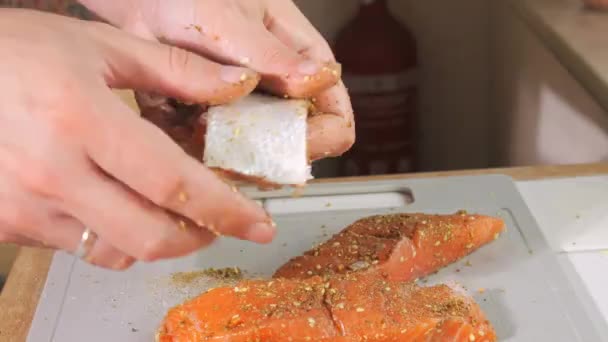 Kawałek Świeżej Czerwonej Ryby Posypuje Się Przyprawami Solą Zwolnionym Tempie — Wideo stockowe