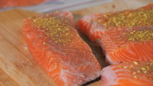 Bir Parça Taze Kırmızı Balık Yavaş Çekimde Tuz Baharatlarla Serpiştirilir — Stok video