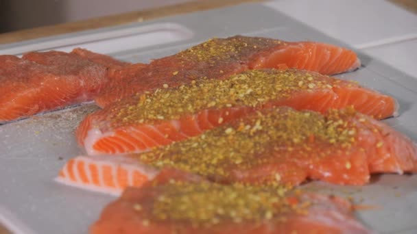 Pedaço Peixe Vermelho Fresco Polvilhado Com Especiarias Sal Câmera Lenta — Vídeo de Stock