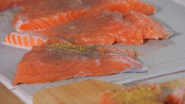 Pedaço Peixe Vermelho Fresco Polvilhado Com Especiarias Sal Câmera Lenta — Vídeo de Stock