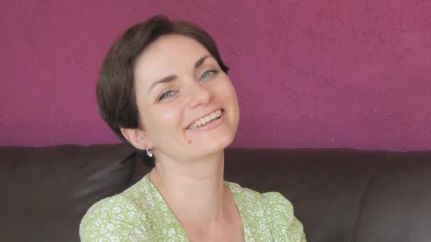 Yeşil Gözlü Kısa Saçlı Güzel Bir Kadın Kameraya Bakıyor Mutlu — Stok video