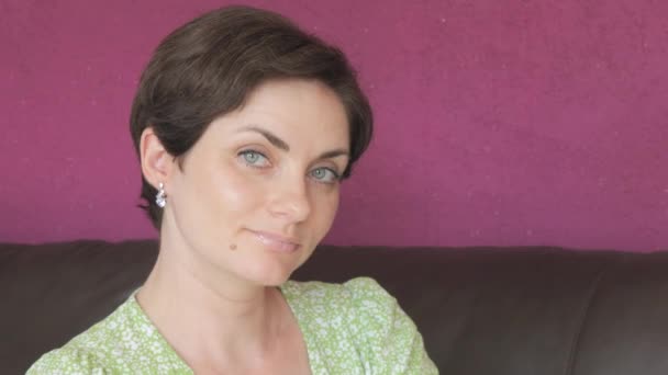 Porträt Schöne Junge Frau Mit Grünen Augen Und Kurzen Haaren — Stockvideo