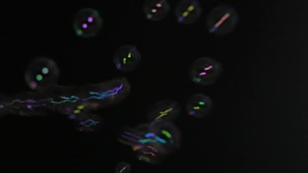 Багато Різнокольорових Мильних Бульбашок Чорному Тлі Повільному Русі — стокове відео