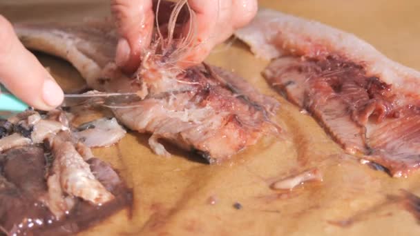 雌性手在自家厨房里狼吞虎咽的鲱鱼慢动作 — 图库视频影像