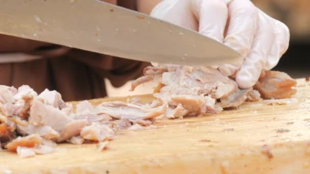 Las Manos Los Cocineros Cortan Carne Cerdo Cocida Trozos Pequeños — Vídeo de stock