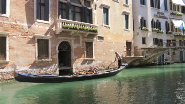 Velence Olaszország 2023 Szeptember Gondola Úszik Egy Keskeny Csatornán Gondolier — Stock videók