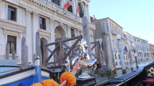 意大利威尼斯 2023年9月6日 Pov视频讲述了威尼斯传统的黑船 贡多拉号 穿过狭窄运河的故事 — 图库视频影像
