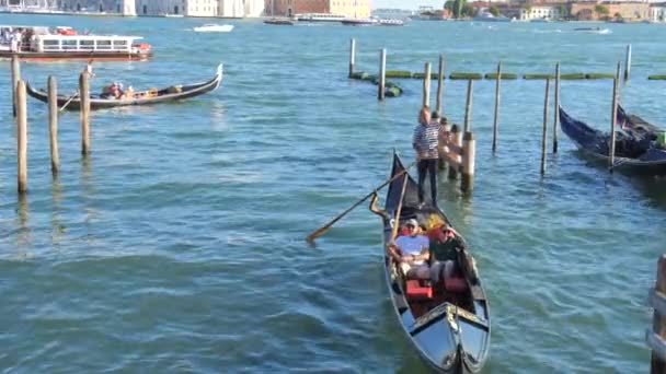 Venedig Italien September 2023 Auf Einem Schmalen Kanal Schweben Gondeln — Stockvideo