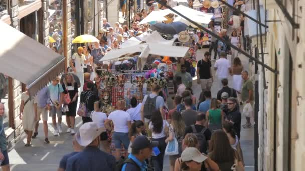 ヴェネツィア イタリア 2023年9月6日 有名なリアルト橋のゆっくりとした動きで歩く人々の群れ — ストック動画