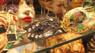 Venedik, İtalya - 5 Eylül 2023: Birçok inanılmaz güzel el yapımı Venedik karnaval maskeleri akşam saatlerinde bir mağaza vitrininde