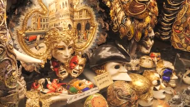 ヴェネツィア イタリア 2023年9月5日 夜のショップウィンドウで信じられないほど美しい手作りのヴェネツィアのカーニバルマスク — ストック動画