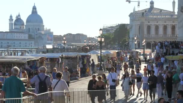 Venice Itália Setembro 2023 Uma Multidão Pessoas Caminha Longo Calçadão — Vídeo de Stock
