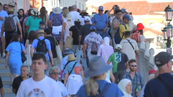 ヴェネツィア イタリア 2023年 有名な歴史的建造物やさまざまなお土産テントの間でヴェネツィア遊歩道を歩く人々の群衆 スローモーション — ストック動画