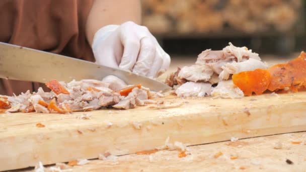 Mãos Cozinheiros Cortam Carne Porco Cozida Pequenos Pedaços Com Uma — Vídeo de Stock