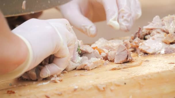 Handen Van Koks Snijden Gekookt Varkensvlees Kleine Stukjes Met Een — Stockvideo