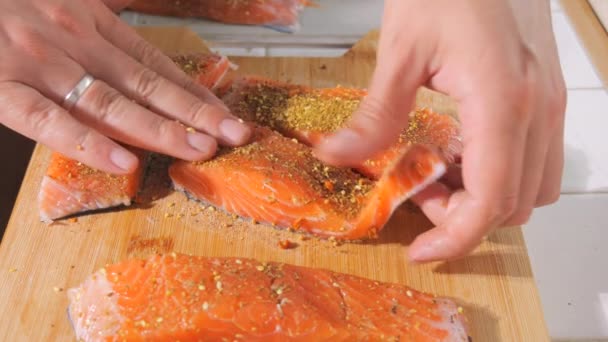 Ein Stück Frischer Roter Fisch Wird Zeitlupe Großaufnahme Mit Gewürzen — Stockvideo