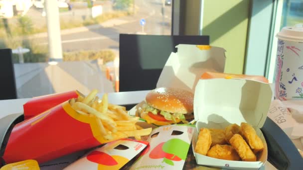 Kehl Niemcy Września 2023 Junk Food Stole Hamburgery Frytki Nuggetsy — Wideo stockowe