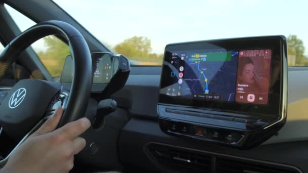 2023年9月17日 ドイツのキーール 男は道路でフォルクスワーゲン電気自動車を運転する キャビン内のデジタルスクリーンと計器パネルのインテリアビュー — ストック動画