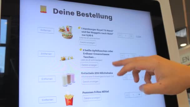 Kehl Německo Září 2023 Obrazovka Digitální Objednávky Muž Objedná Restauraci — Stock video