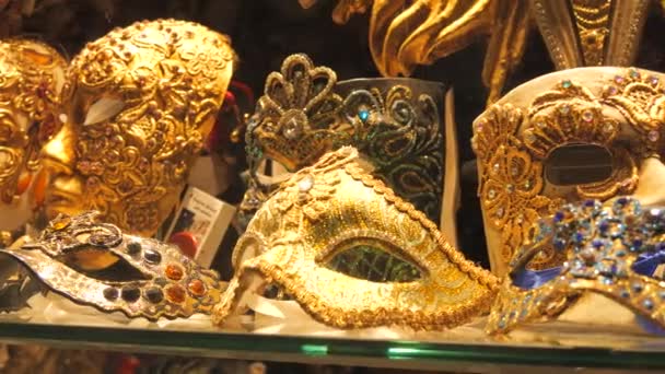 2023年9月5日 意大利威尼斯 许多漂亮得难以置信的手工制作的威尼斯狂欢节面具出现在晚上的商店橱窗里 — 图库视频影像