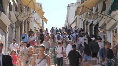 Venedik, İtalya - 6 Eylül 2023: Ünlü Rialto köprüsünde yürüyen insanlar kalabalığı.
