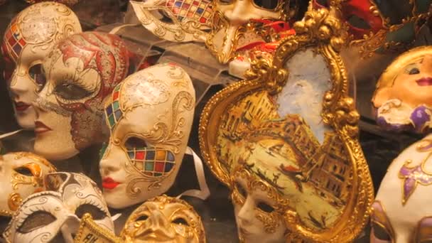 2023年9月5日 意大利威尼斯 许多漂亮得难以置信的手工制作的威尼斯狂欢节面具出现在晚上的商店橱窗里 — 图库视频影像