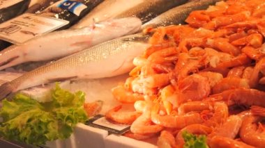 Venedik, İtalya - 6 Eylül 2023: deniz ürünleri pazarı. Büyük bir balık, mürekkep balığı, yengeç ve karides koleksiyonu..