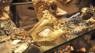 Venedik, İtalya - 5 Eylül 2023: Birçok inanılmaz güzel el yapımı Venedik karnaval maskeleri akşam saatlerinde bir mağaza vitrininde