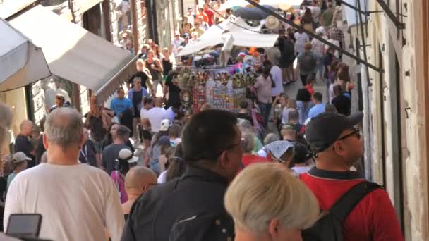 Veneza Itália Setembro 2023 Multidão Pessoas Caminhando Famosa Ponte Rialto — Vídeo de Stock