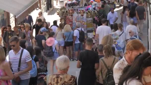 Venetië Italië September 2023 Een Menigte Wandelende Mensen Beroemde Rialtobrug — Stockvideo