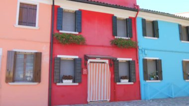 Burano, İtalya - 6 Eylül 2023: Burano adasının ünlü renkli evleri.