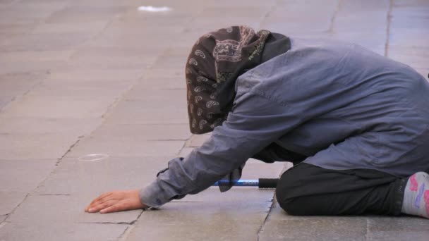 Венеция Италия Сентября 2023 Года Бездомная Нищенка Сидит Земле Просит — стоковое видео