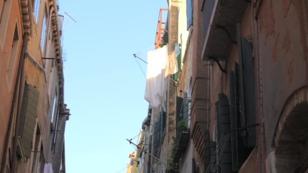 Smalle Oude Straatjes Van Venetië Huizen Zijn Dicht Bij Elkaar — Stockvideo