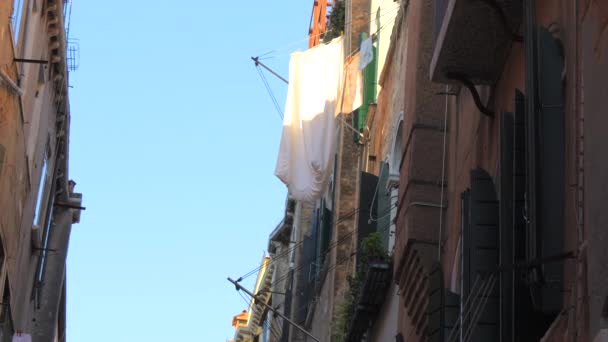 Smalle Oude Straatjes Van Venetië Huizen Zijn Dicht Bij Elkaar — Stockvideo