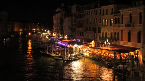 Venecia Italia Septiembre 2023 Vista Nocturna Del Gran Canal Góndolas — Vídeo de stock