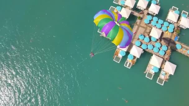 Belek Turquía Septiembre 2023 Pareja Feliz Volando Paracaídas Sobre Mar — Vídeo de stock