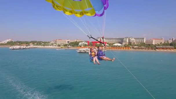Belek Turquía Septiembre 2023 Pareja Feliz Volando Paracaídas Sobre Hoteles — Vídeo de stock