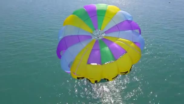 土耳其贝利克 2023年9月27日 降落伞正在为游客的极端飞行做准备 爱琴海的一艘船空中无人机视图 — 图库视频影像