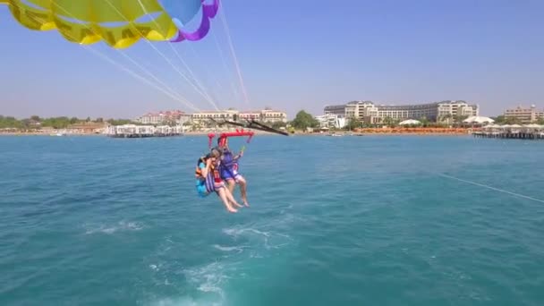Belek Turquia Setembro 2023 Casal Feliz Voando Paraquedas Paraquedas Sobre — Vídeo de Stock