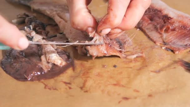 Weibliche Hände Entkernt Hering Der Heimischen Küche Zeitlupe — Stockvideo
